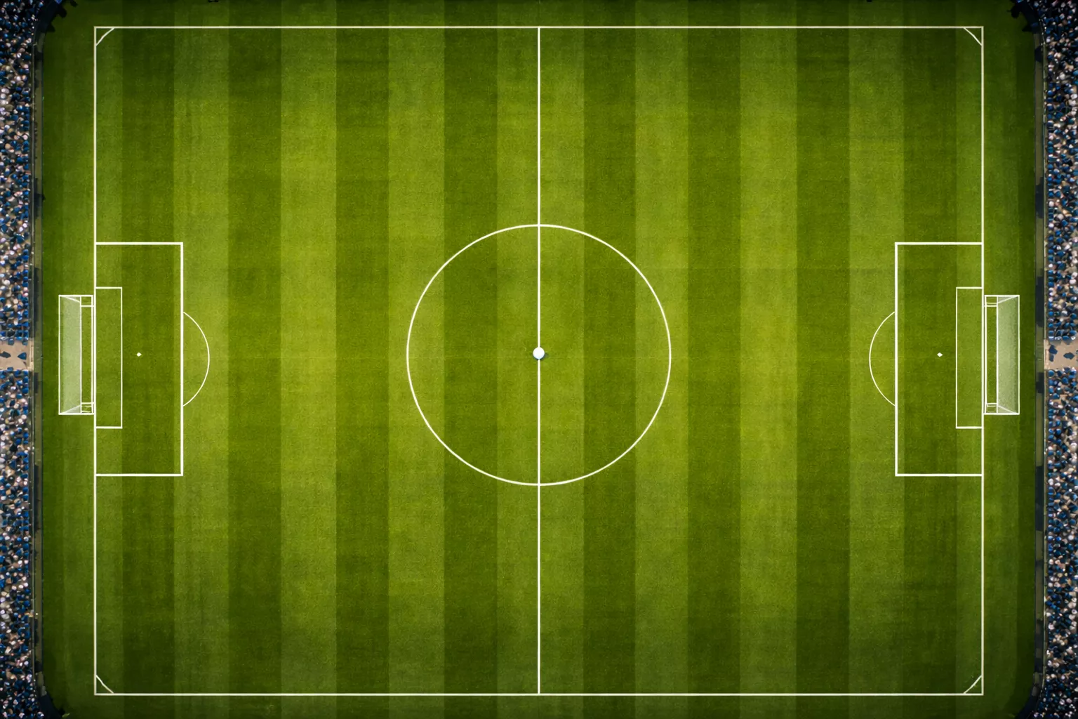 Veduta dall'alto di un campo di calcio con le linee bianche ben visibili sul prato verde