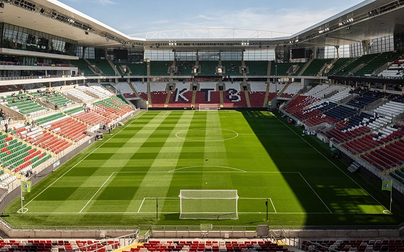 Campo da calcio professionale con erba verde curata visto dalle tribune dello stadio