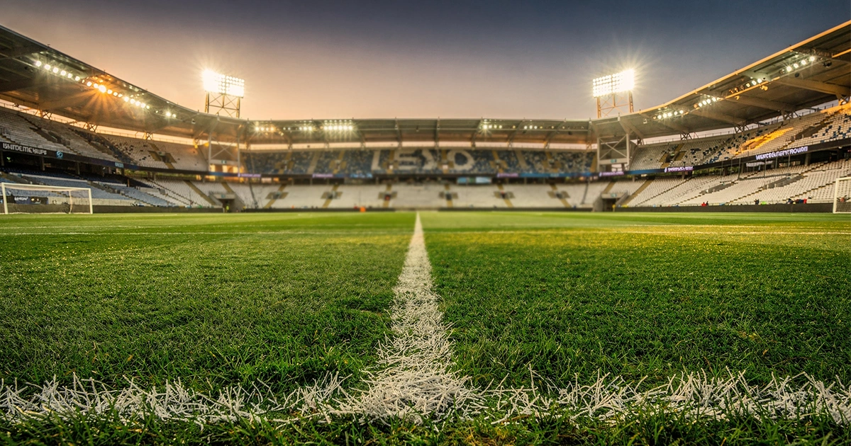 Stadio di calcio illuminato durante una partita serale