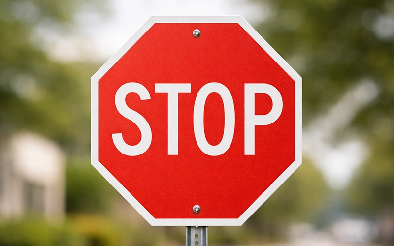 Segnale di stop rosso su sfondo sfocato