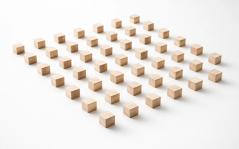 Griglia ordinata di elementi su superficie bianca